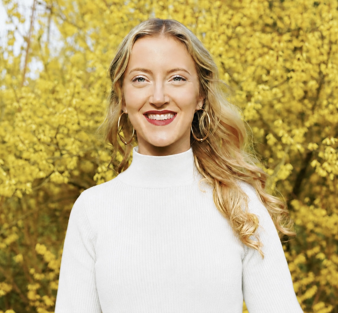 Kine foran gule blomster